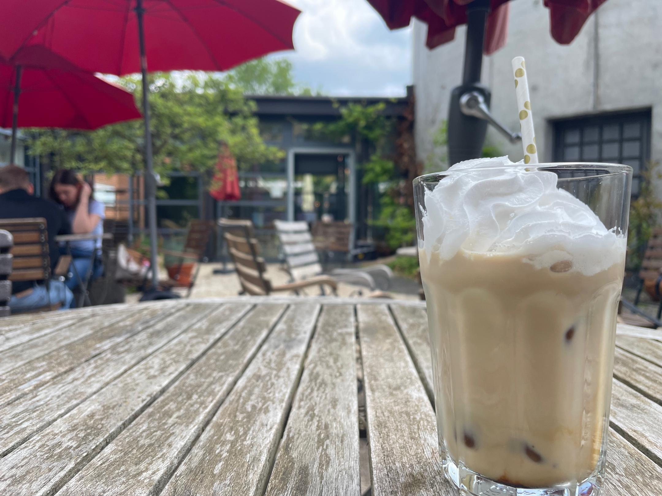 Eiskaffee-Innenhof-KHG